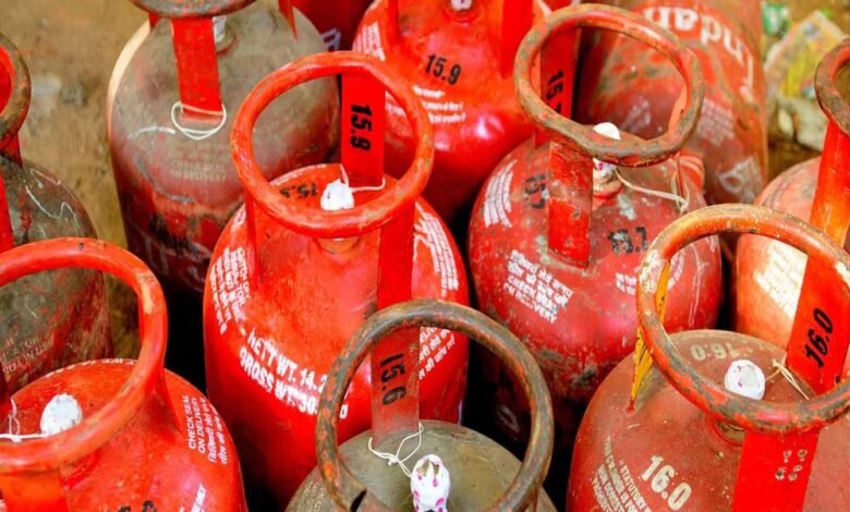 भारत में इस्तेमाल होने वाला 66% एलपीजी अरब, यूएई और कतर से आता से आता, युद्ध जारी रहा तो चूल्हे हो सकते ठंडे 1 KSHITITECH lpg gas cylinder8A 8 4 KSHITITECH