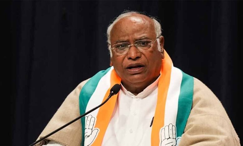 मल्लिकार्जुन खड़गे ने लोकसभा में डिप्टी स्पीकर के रिक्त पद को लेकर पीएम मोदी पर साधा निशाना 1 KSHITITECH malika1 KSHITITECH