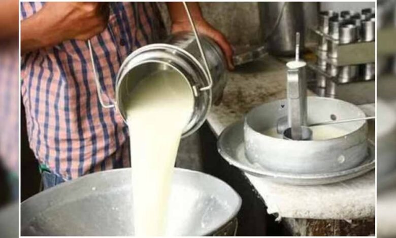 दूध में मिलावट है या नहीं, अब मशीन बताएगी 30 सेकंड में, नकली स्टार्च की भी जांच कर रही मशीन 1 KSHITITECH milk1 KSHITITECH