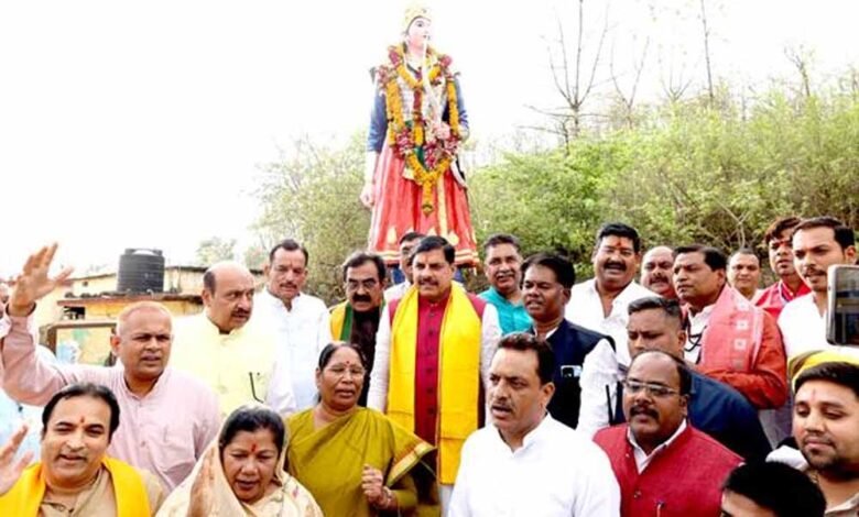 रानी दुर्गावती की समाधि स्थल पहुँचे मुख्यमंत्री डॉ. यादव, 462 वें बलिदान दिवस पर वीरांगना को अर्पित की श्रद्धांजलि 1 KSHITITECH mo 6 KSHITITECH