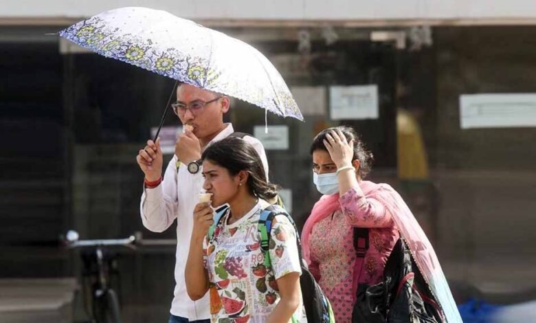 पूरा उत्तर भारत इन दिनों भीषण गर्मी और लू की चपेट में, दिल्ली में पर्यटकों का हाल बेहाल 1 KSHITITECH mos1 1 KSHITITECH