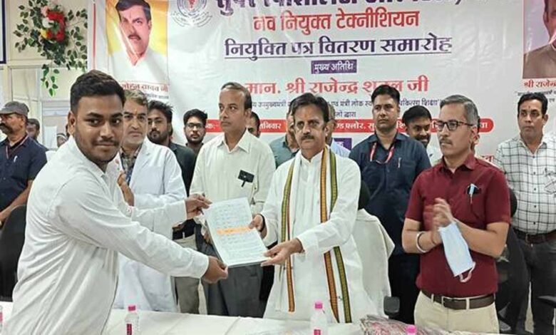 उप मुख्यमंत्री शुक्ल ने सुपर स्पेशलिटी अस्पताल रीवा में नव नियुक्त 21 कर्मचारियों को सौंपे नियुक्ति पत्र 1 KSHITITECH nukti KSHITITECH