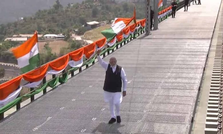 आज चिनाब रेलवे ब्रिज पर PM मोदी ने लहराया तिरंगा, फिर किया उद्घाटन कर J-K को दिया बड़ा तोफहा 1 KSHITITECH pm1 KSHITITECH