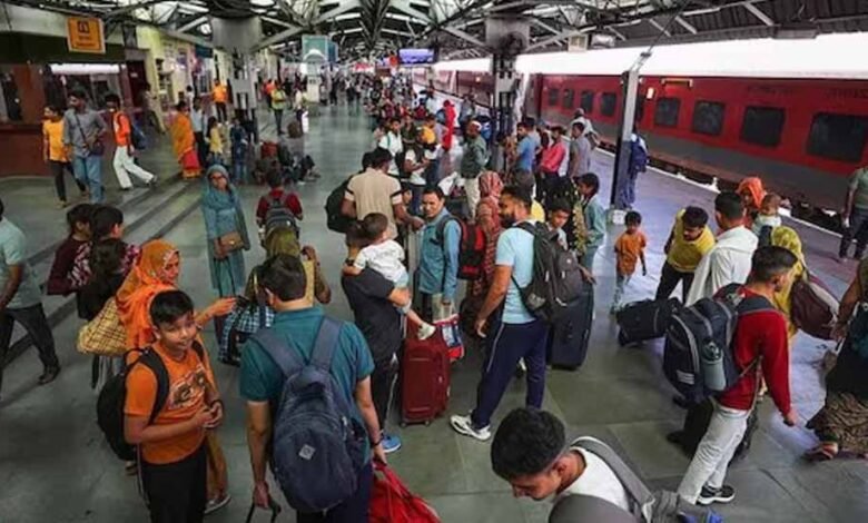 ट्रेन का सफर का सफर अब हुआ महंगा, रेल किराया बढ़ाने की तैयारी; जानें टिकट में होगा कितना इजाफा? 1 KSHITITECH rail train A 69 1 KSHITITECH