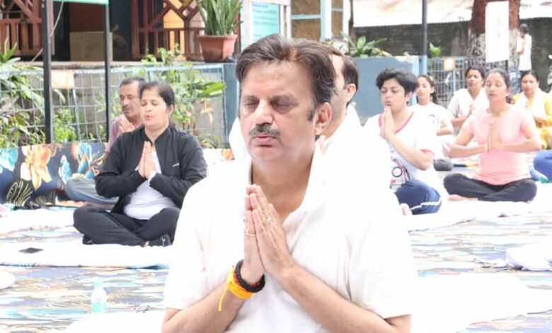 योग शरीर को निरोगी रखने में सहायक, इसे दिनचर्या में शामिल करें : उप मुख्यमंत्री शुक्ल 1 KSHITITECH sukl 7 KSHITITECH