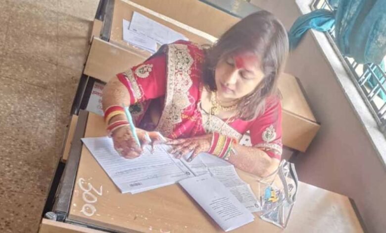 अगर मन में पढ़ने की लगन हो, तो... सौंसर में सात फेरे लेने के बाद पति संग परीक्षा केंद्र पहुंची दुल्हन 1 KSHITITECH woman 1 KSHITITECH
