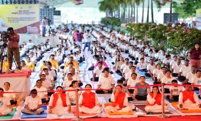 अंतरराष्ट्रीय योग दिवस 2025: मथुरा के गणेशरा स्टेडियम में कार्यक्रम रखा गया, जहां सांसद हेमा मालिनी ने उसका नेतृत्व किया 1 KSHITITECH yo 3 KSHITITECH