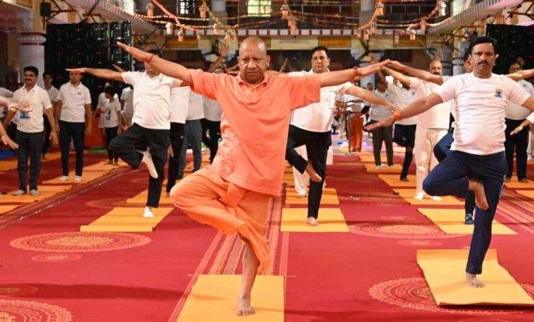 योग को लोक कल्याण का माध्यम बनाकर भारत ने विश्व कल्याण का मार्ग प्रशस्त किया: मुख्यमंत्री योगी आदित्यनाथ 1 KSHITITECH yogi1 9 KSHITITECH