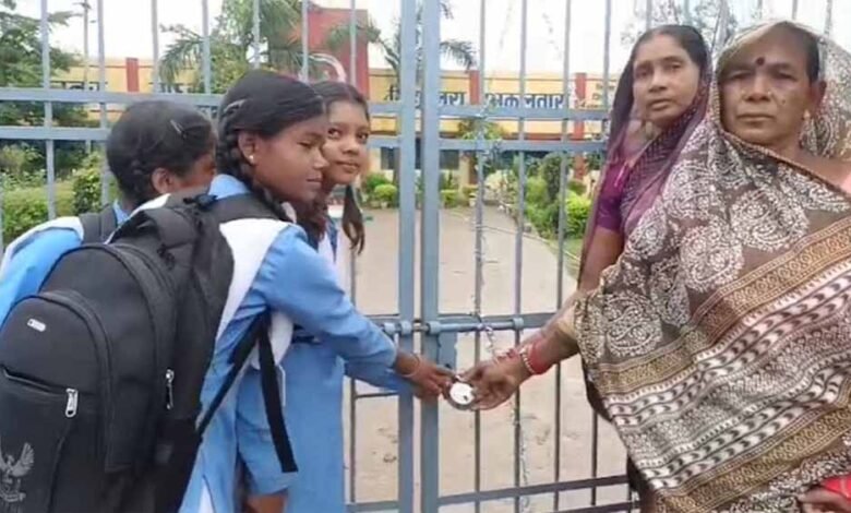 गरियाबंद में प्रिंसिपल की मनमानी पर छात्रों के साथ पालकों ने स्कूल में जड़ा ताला 1 KSHITITECH 1 121 KSHITITECH
