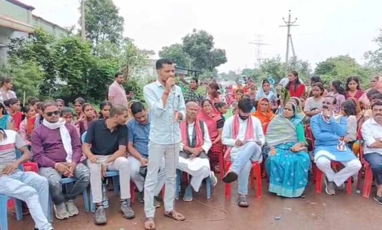 शिक्षिका को हटाने ग्रामीणों ने नेशनल हाइवे पर किया चक्काजाम, कांग्रेसी विधायक कुंवर सिंह हुए शामिल 1 KSHITITECH 1 192 KSHITITECH