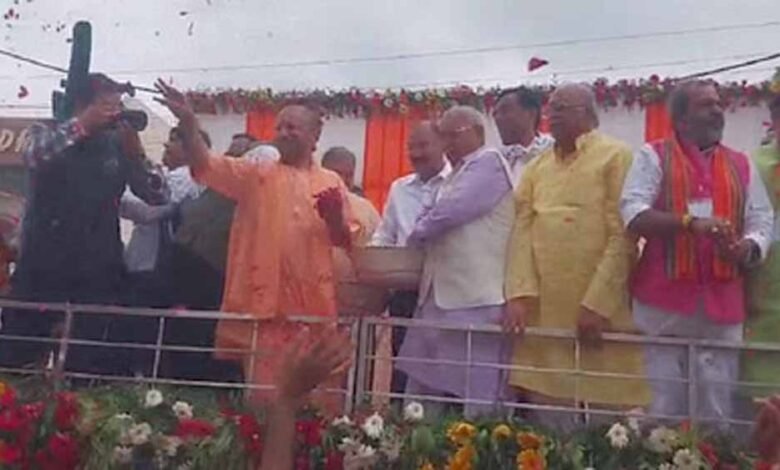कांवड़ यात्रा में पुष्पवर्षा, सीएम योगी बोले– अराजकता फैलाने वालों को नहीं बख्शेंगे 1 KSHITITECH 1 734 KSHITITECH