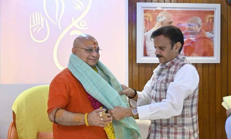 उपमुख्यमंत्री शुक्ल ने आचार्य बालकानंद गिरी से की सौजन्य भेंट 1 KSHITITECH 1 840 KSHITITECH
