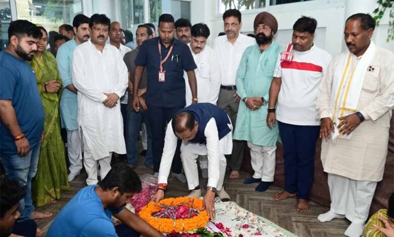 स्व. निखिल कश्यप को सीएम विष्णु देव साय की श्रद्धांजलि, शोकग्रस्त परिवार से मिले 1 KSHITITECH 1 872 KSHITITECH