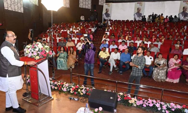 रायपुर को देश का चौथा स्वच्छ शहर बनाने में योगदान के लिए उप मुख्यमंत्री सावने स्वच्छता दीदियों और सफाई कर्मियों को किया सम्मानित 1 KSHITITECH 1 897 KSHITITECH