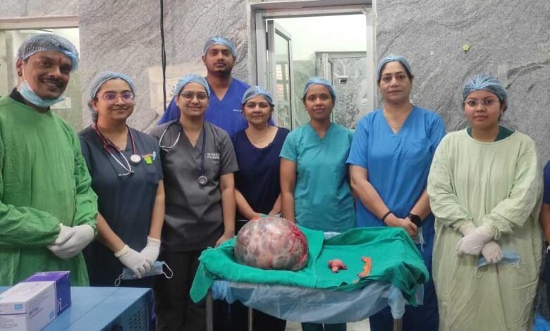 सिम्स में जटिल सर्जरी, 65 वर्षीय महिला के पेट से निकाला गया 10 किलो से अधिक वजन का ट्यूमर 1 KSHITITECH 10A 151 1 KSHITITECH