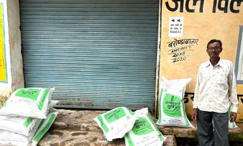रायपुर : सहकारी समिति बरोंडाबाज़ार में सुगम खाद वितरण व्यवस्था: किसानों ने जताई खुशी 1 KSHITITECH 10A 156 KSHITITECH