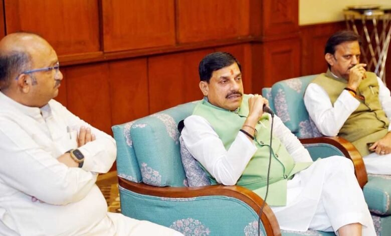 मुख्यमंत्री डॉ. यादव फर्नीचर, टिंबर व्यवसाय और होटल उद्योग से जुड़े प्रतिनिधि हुए बैठक में शामिल 1 KSHITITECH 10A 2 KSHITITECH