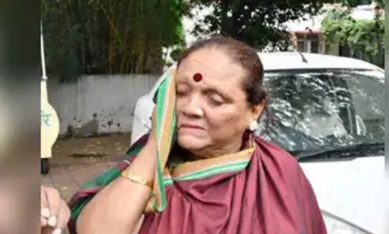 शबनम मौसी पर आभूषण छीनने का आरोप, बधाई कार्यक्रम के दौरान पीड़िता ने दर्ज कराई शिकायत 1 KSHITITECH 10A 67 KSHITITECH