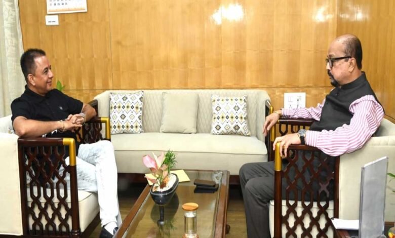 रायपुर : राज्यपाल डेका से हरिभूमि के प्रधान संपादक ने सौजन्य की भेंट 1 KSHITITECH 10A 83 KSHITITECH