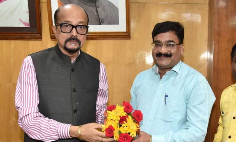 रायपुर : राज्यपाल श्री डेका से गेंड़ी लोक नृत्य कलाकार ने की भेंट 1 KSHITITECH 10A 84 KSHITITECH