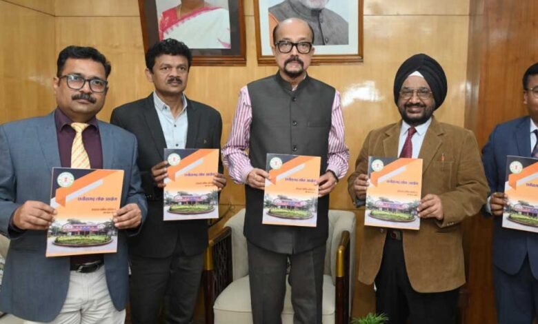 राज्यपाल डेका को लोकायुक्त ने सौंपा वार्षिक प्रतिवेदन 1 KSHITITECH 10A 85 KSHITITECH