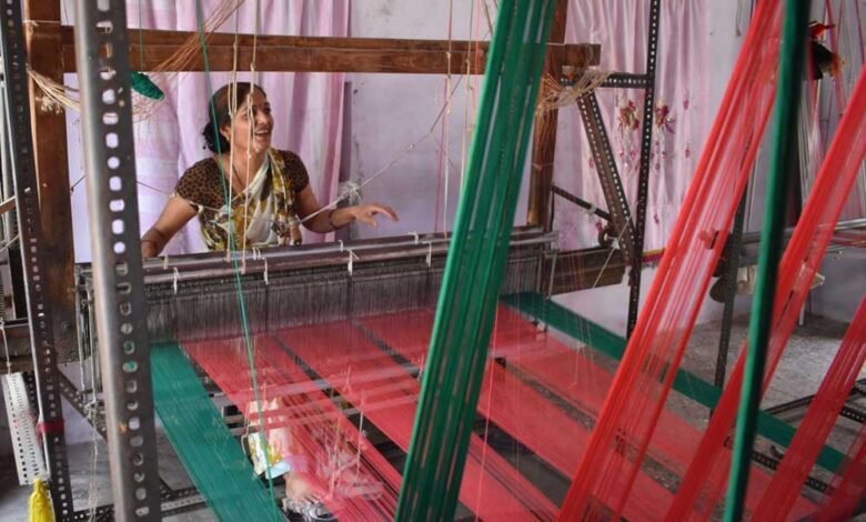 माहेश्वरी साड़ियों से हेमलता ने देश में बनाई अपनी पहचान 1 KSHITITECH 10A 96 KSHITITECH