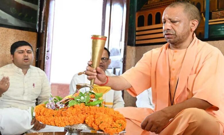 श्रावण मास की शुरुआत पर सीएम योगी ने रुद्राभिषेक कर किया प्रदेश की खुशहाली का आह्वान 1 KSHITITECH 11A 107 KSHITITECH