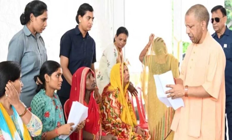मुख्यमंत्री योगी ने सुनी फरियाद, बोले- हर जरूरतमंद के साथ खड़ी है सरकार 1 KSHITITECH 11A 117 KSHITITECH