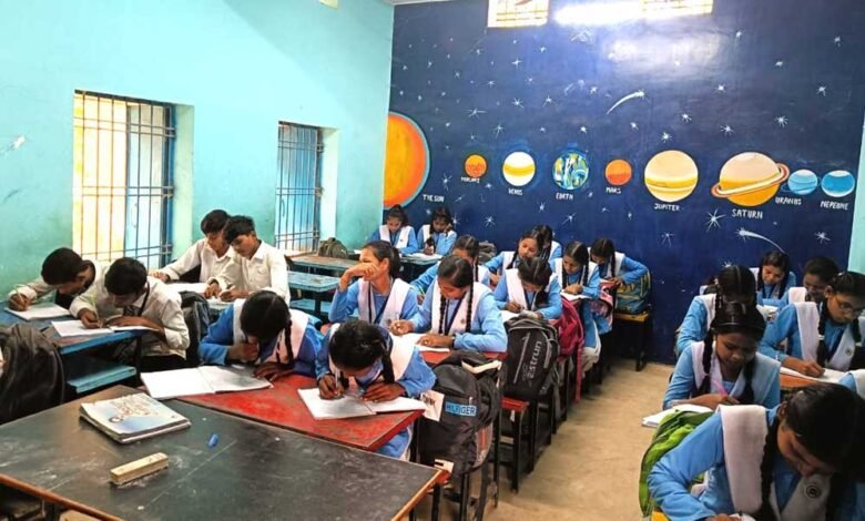 रायपुर: युक्तियुक्तकरण से स्कूलों में लौटी चहल-पहल, बढ़ी शिक्षण गुणवत्ता 1 KSHITITECH 11A 121 1 KSHITITECH
