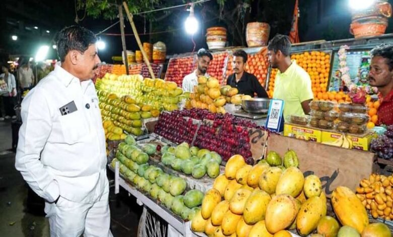 सादगी की मिसाल: सीएम बिना सुरक्षा दल के पहुंचे बाजार, आम लोगों के बीच लिए फल 1 KSHITITECH 11A 48 KSHITITECH