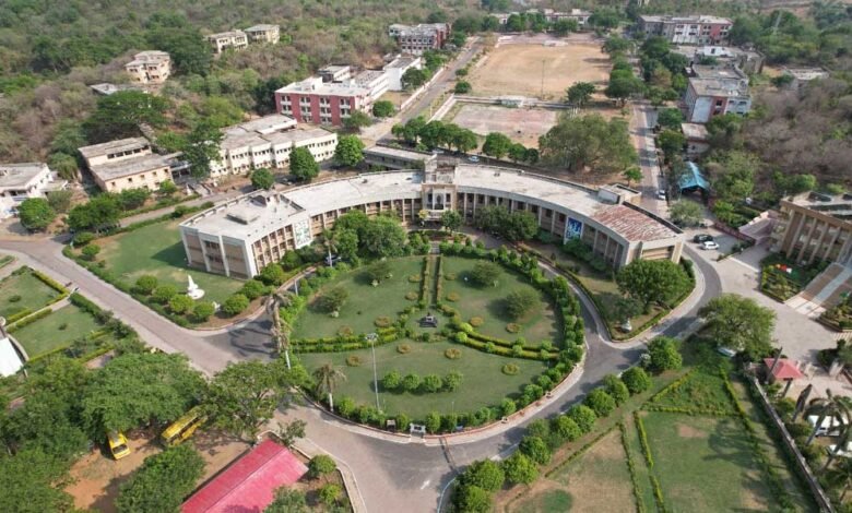 चित्रकूट ग्रामोदय विश्वविद्यालय को UGC से मिला श्रेणी-1 का दर्जा, मिली पूर्ण स्वायत्तता 1 KSHITITECH 14A 127 1 KSHITITECH