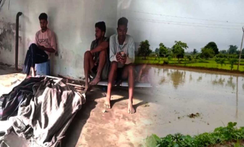 स्कूल से लौटकर आम तोड़ने गए तीनों भाई बहन, पोखर में डूबने से तीनों की मौत , पूरे गांव में पसरा मातम 1 KSHITITECH 15A 64 KSHITITECH