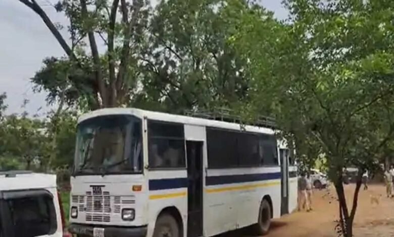 राज्य से 30 बांग्लादेशी नागरिकों को वापस भेजा गया, घुसपैठियों को फ्लाइट से गुवाहटी ले गई पुलिस; BSF को सौंपेगी 1 KSHITITECH 15A 88 KSHITITECH