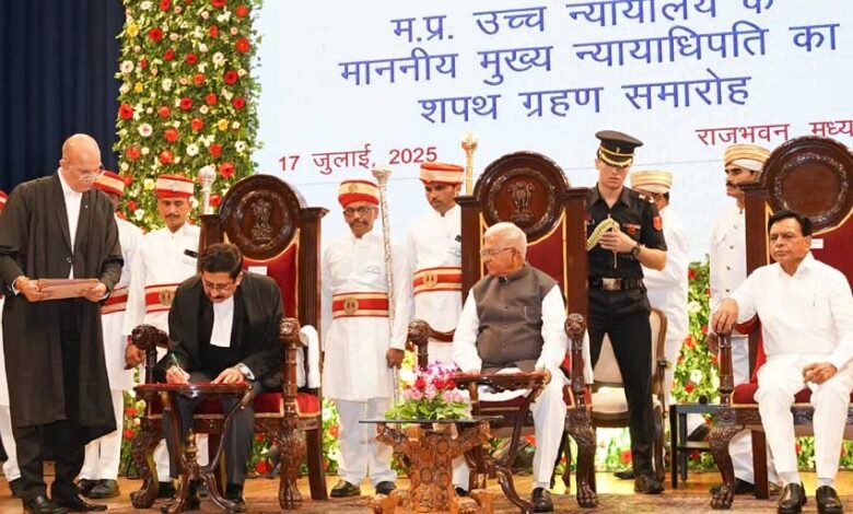 मुख्यमंत्री डॉ. यादव ने चीफ जस्टिस न्यायमूर्ति संजीव सचदेवा को दी बधाई 1 KSHITITECH 17A 174 KSHITITECH