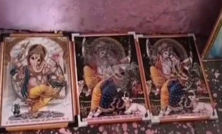 स्कूल में धार्मिक विवाद: शिक्षक पर भगवान की तस्वीर जलाने और धर्म परिवर्तन के लिए उकसाने का मामला दर्ज 1 KSHITITECH 17A 97 1 KSHITITECH