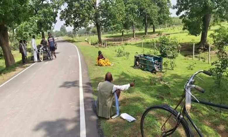 सिंगरौली में अनियंत्रित ई-रिक्शा के खाई में गिरने से चार यात्री घायल 1 KSHITITECH 19A 119 KSHITITECH
