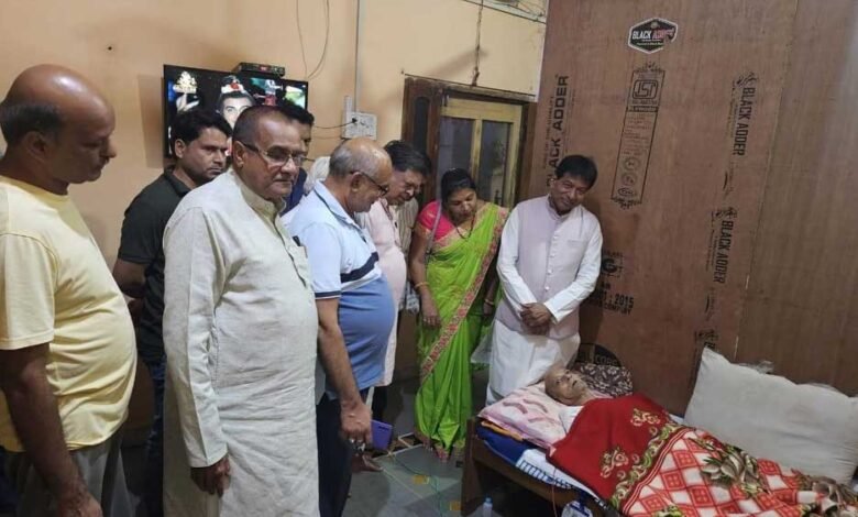 आस्वस्थ लोकतंत्र सैनानी के स्वास्थ की जानकारी लेने पहुचे विधायक पहुचे, स्वास्थ की ली जानकारी,परिजनों से की चर्चा 1 KSHITITECH 19A 77 KSHITITECH