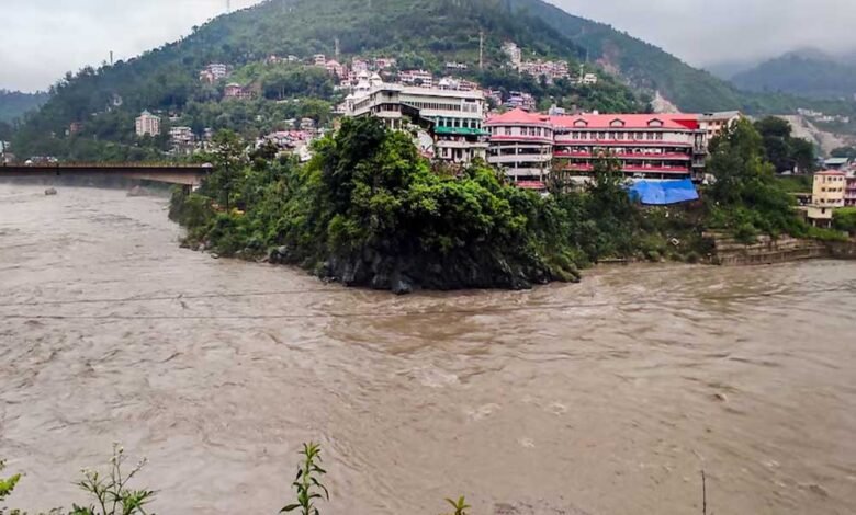 Mandi में बादल फटने से कई इलाकों में भरा पानी, Pandoh dam से छोड़ा गया पानी 1 KSHITITECH 1A 22 KSHITITECH
