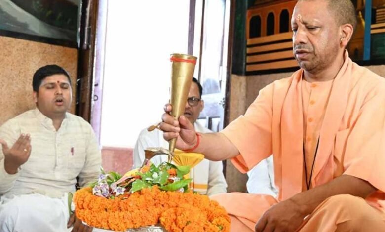 सावन के पहले दिन सीएम योगी ने किया रुद्राभिषेक 1 KSHITITECH 2 131 KSHITITECH
