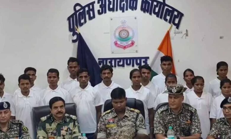 22 नक्सलियों ने पुलिस अधीक्षक के समक्ष किया आत्मसमर्पण 1 KSHITITECH 2 139 KSHITITECH