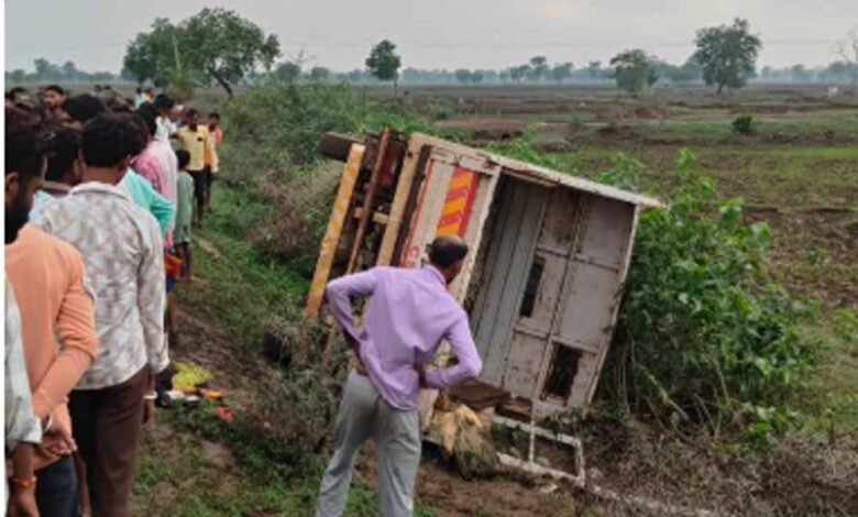 तेज रफ्तार पिकअप हुई हादसे का शिकार, 21 घायल, 3 गंभीर 1 KSHITITECH 2 25 KSHITITECH