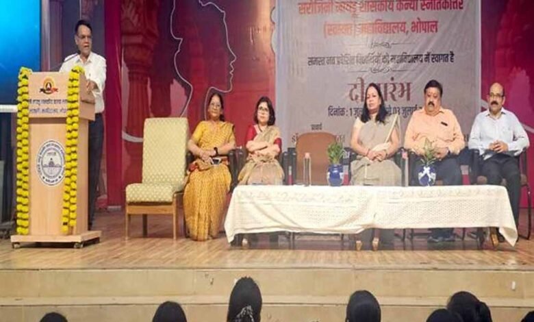नव-प्रवेशित छात्राओं का भारतीय परम्परानुसार हुआ स्वागत 1 KSHITITECH 2 28 KSHITITECH
