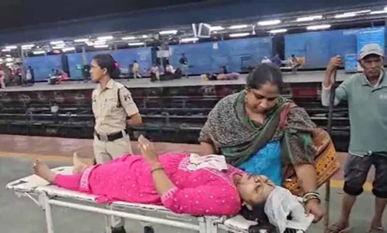 सीट की छीना-झपटी में बेकाबू हुई महिलाएं, एक का सिर फोड़ा 1 KSHITITECH 2 331 KSHITITECH