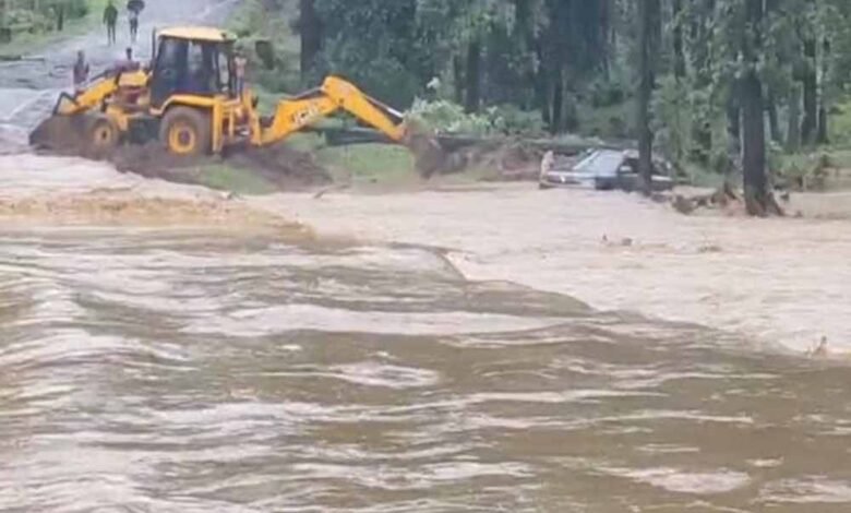 मूसलाधार बारिश से नदी-नाले उफान पर, नेशनल हाईवे मार्ग कई जगह से टूटा, यातायात बुरी तरह प्रभावित 1 KSHITITECH 2 34 KSHITITECH