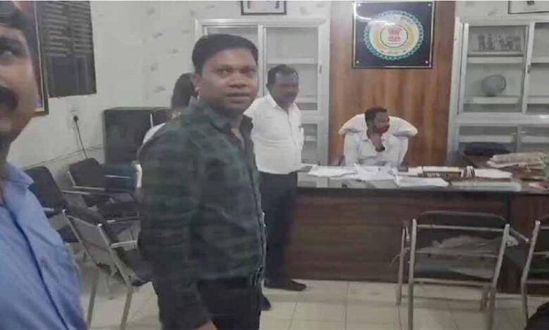 तहसील में भ्रष्टाचार का भंडाफोड़, ACB ने पकड़ा घूसखोर बाबू 1 KSHITITECH 2 371 KSHITITECH