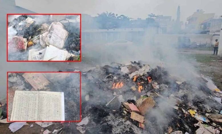 सरकारी स्कूल में बिना अनुमति जला दिए गए किताबें, रजिस्टर समेत कई दस्तावेज 1 KSHITITECH 2 39 KSHITITECH