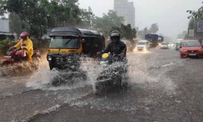 सड़कों पर पानी, चारों ओर हाहाकार: मुंबई में भारी बारिश से जनजीवन अस्त-व्यस्त 1 KSHITITECH 2 401 KSHITITECH