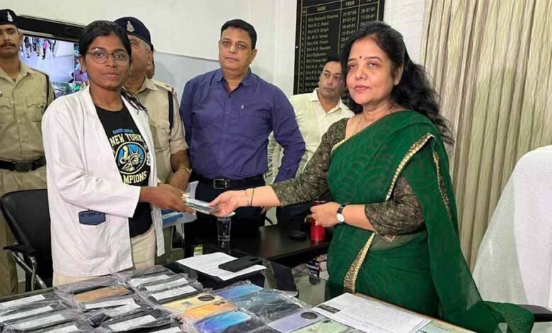 ट्रेन में या प्लेटफार्म में चोरी गए मोबाइल जीआरपी ने लोगों को लौंटाएं 1 KSHITITECH 2 41 KSHITITECH