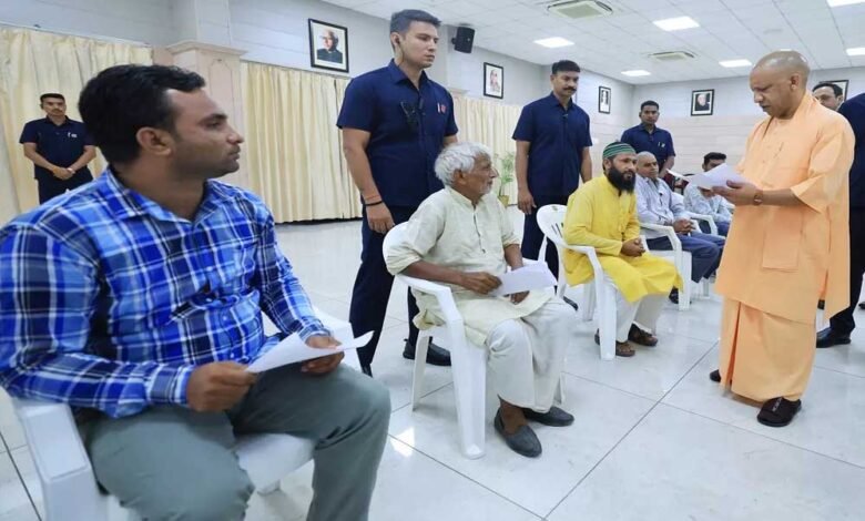 मुख्यमंत्री योगी ने दिव्यांग की बात सुनी और उन्हें मोटराइज्ड ट्राई साइकिल दिलाने को निर्देशित किया 1 KSHITITECH 21A 72 KSHITITECH