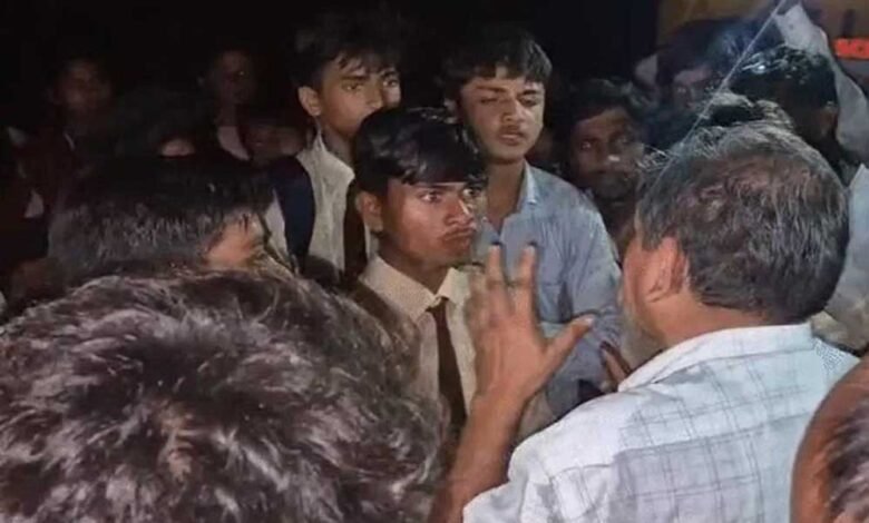 न्याय की मांग में 30 किलोमीटर पैदल चले छात्र, कलेक्टर के हस्तक्षेप से प्राचार्य पर गिरी गाज 1 KSHITITECH 22A 47 1 KSHITITECH